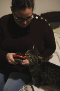 Laetitia Dupuy prodiguant un soin ou administrant un traitement à un animal de compagnie à domicile.